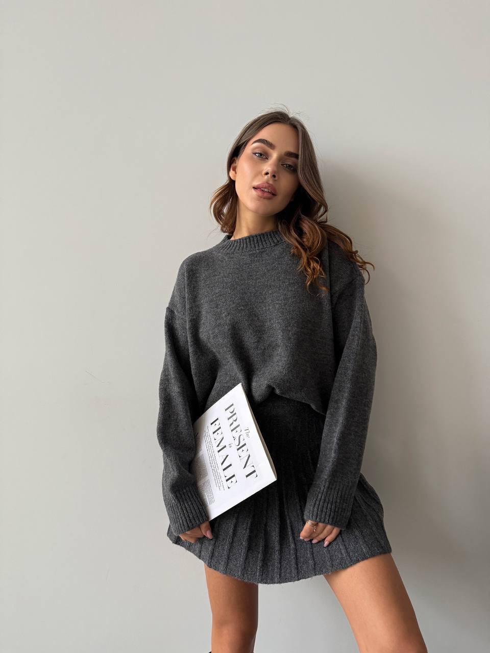 Женский теплый костюм 2-ка с юбкой графитового цвета 35269