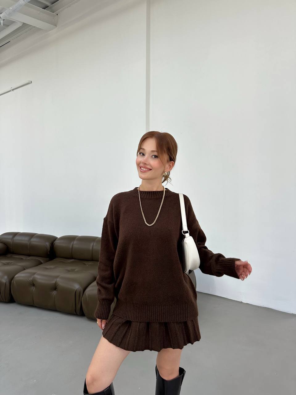 Женский теплый костюм 2-ка с юбкой коричневого цвета 35268