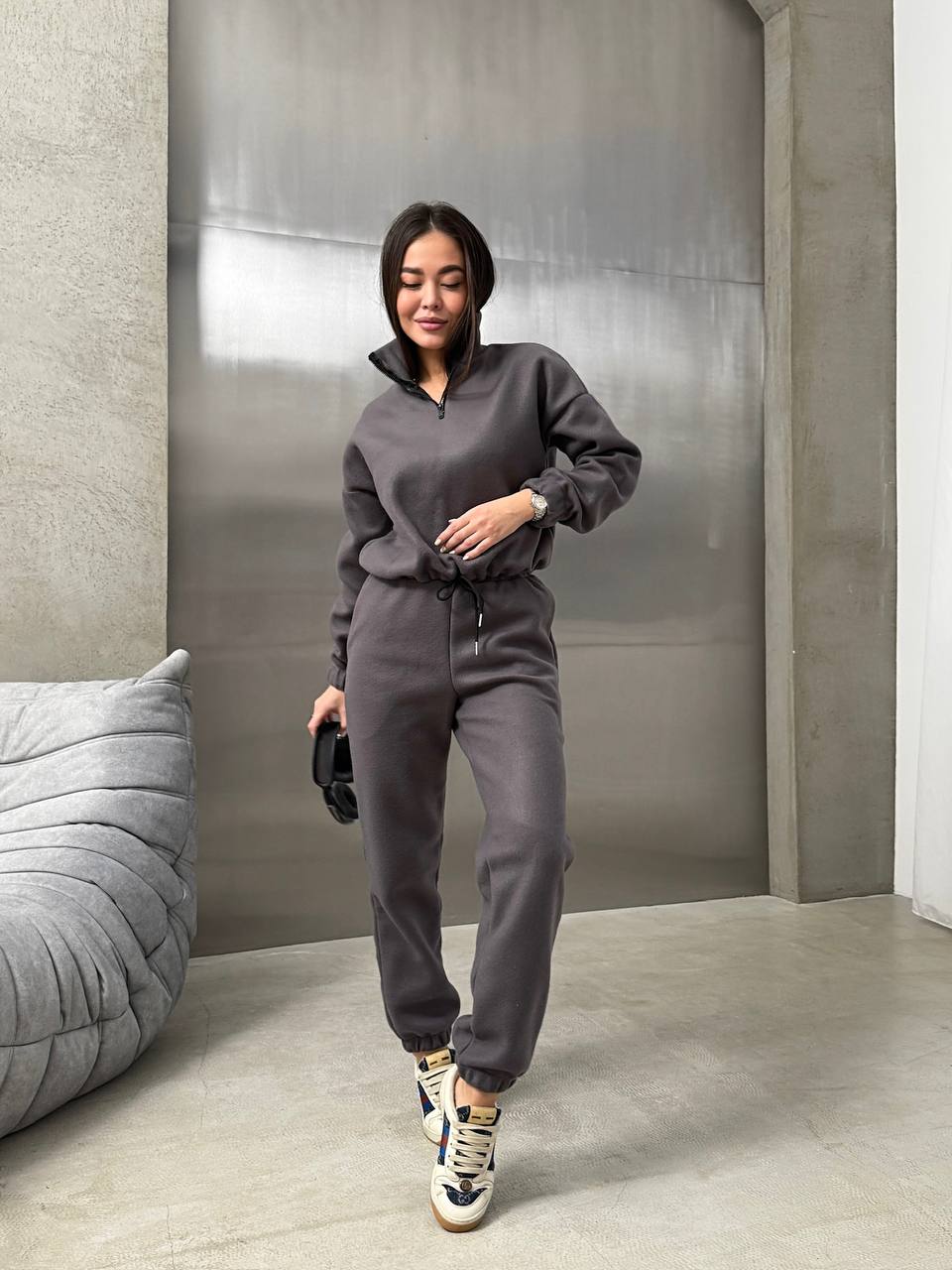 Женский теплый костюм графитового цвета 35145