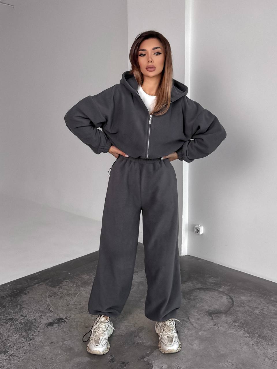 Жіночий теплий костюм iз фліса графiтового кольору 35981