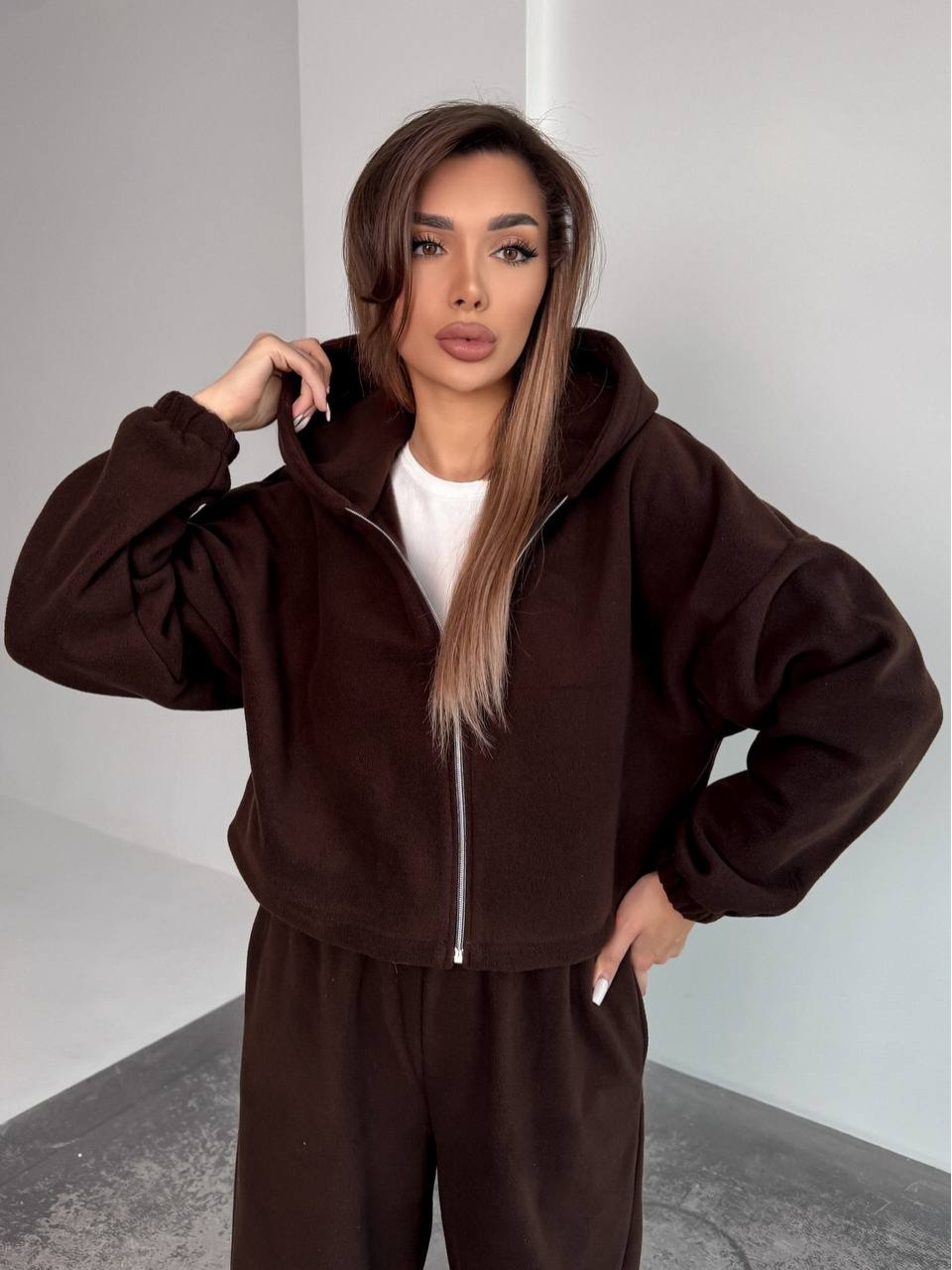 Жіночий теплий костюм iз фліса коричневого кольору 35986