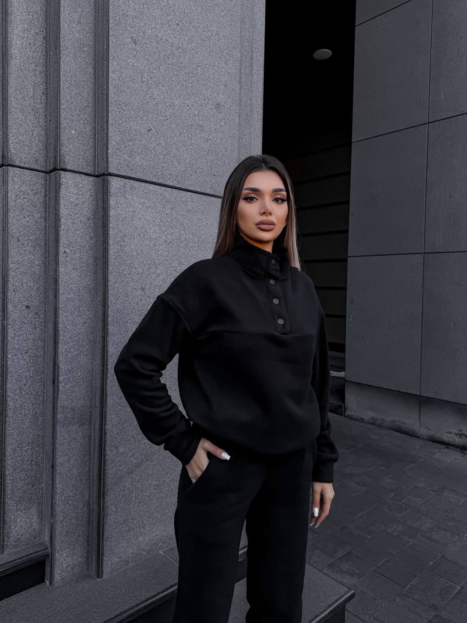 Жіночий теплий костюм на кнопках чорного кольору 35114