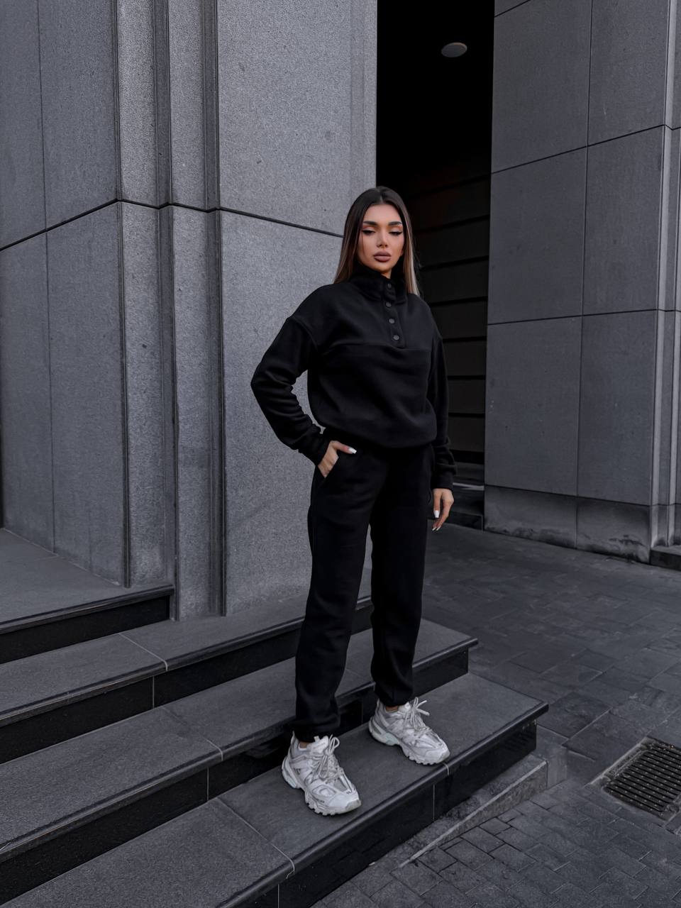 Жіночий теплий костюм на кнопках чорного кольору 35114