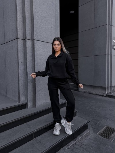 Жіночий теплий костюм на кнопках чорного кольору 35114