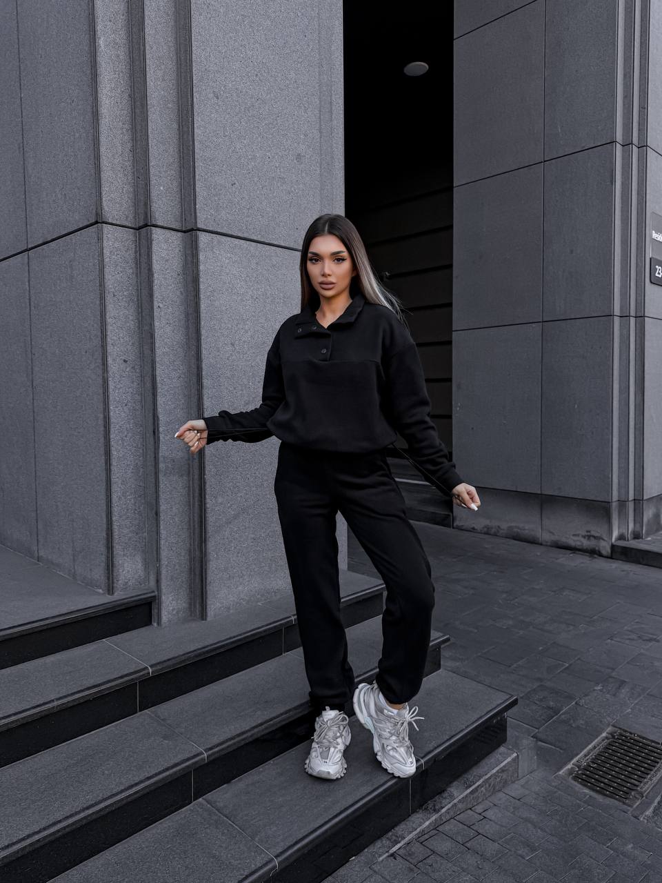 Жіночий теплий костюм на кнопках чорного кольору 35114