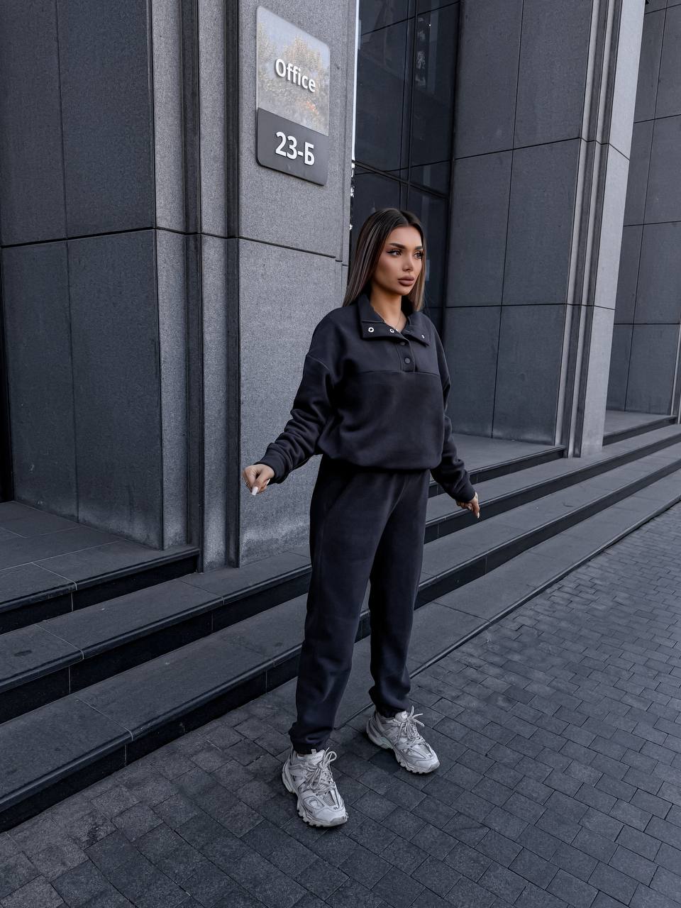 Жіночий теплий костюм на кнопках графiтового кольору 35116