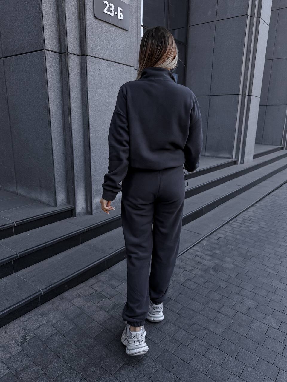 Жіночий теплий костюм на кнопках графiтового кольору 35116