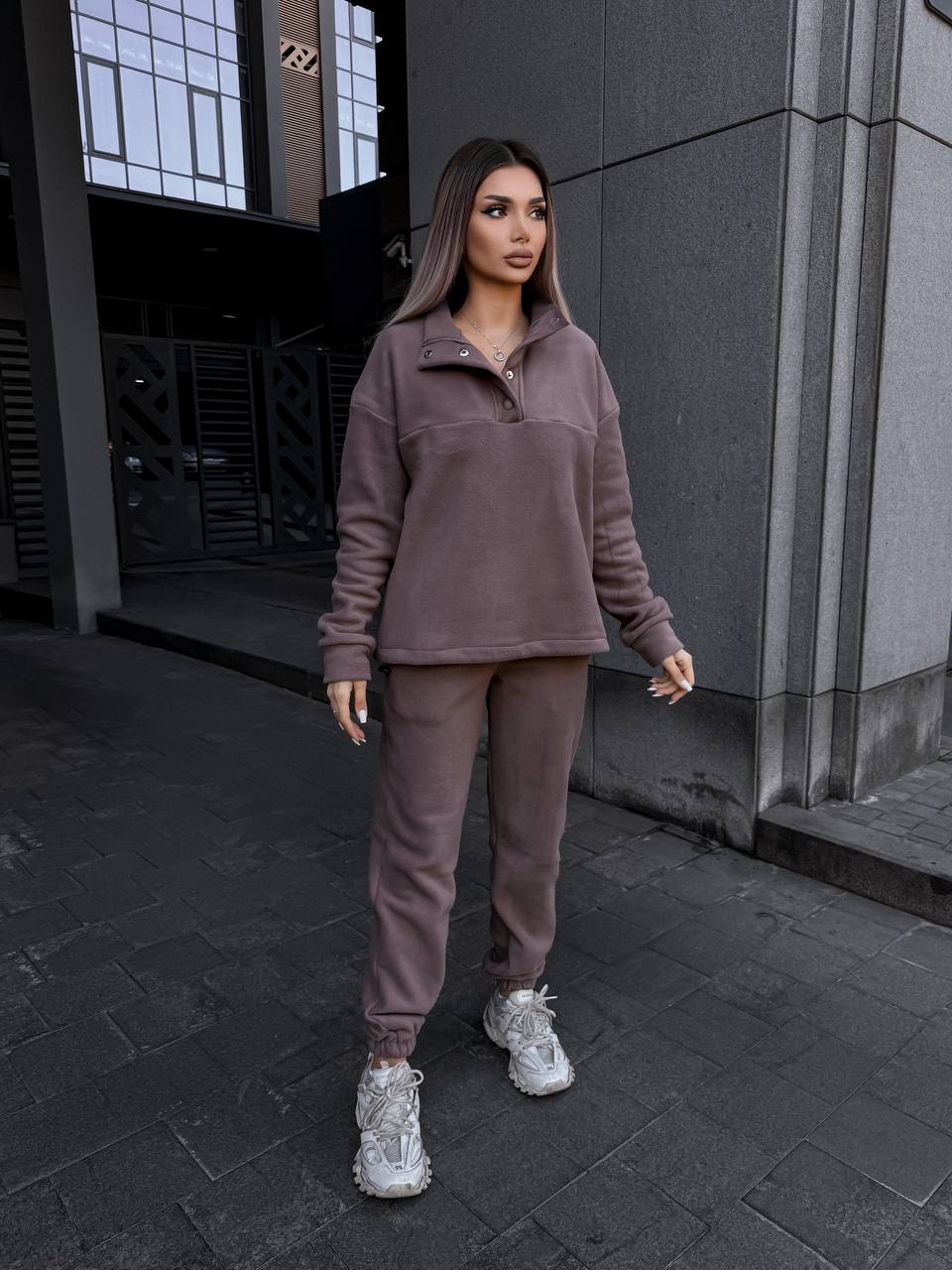 Жіночий теплий костюм на кнопках коричневого кольору 35115