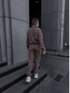 Жіночий теплий костюм на кнопках коричневого кольору 35115