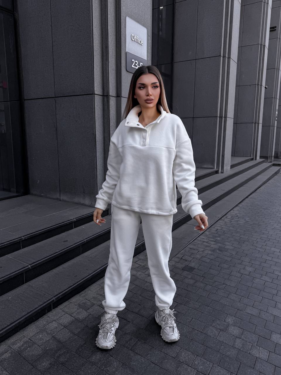 Жіночий теплий костюм на кнопках молочного кольору 35113