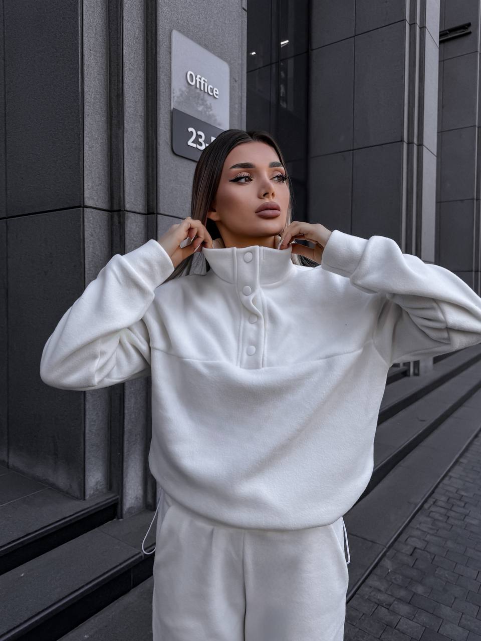 Жіночий теплий костюм на кнопках молочного кольору 35113