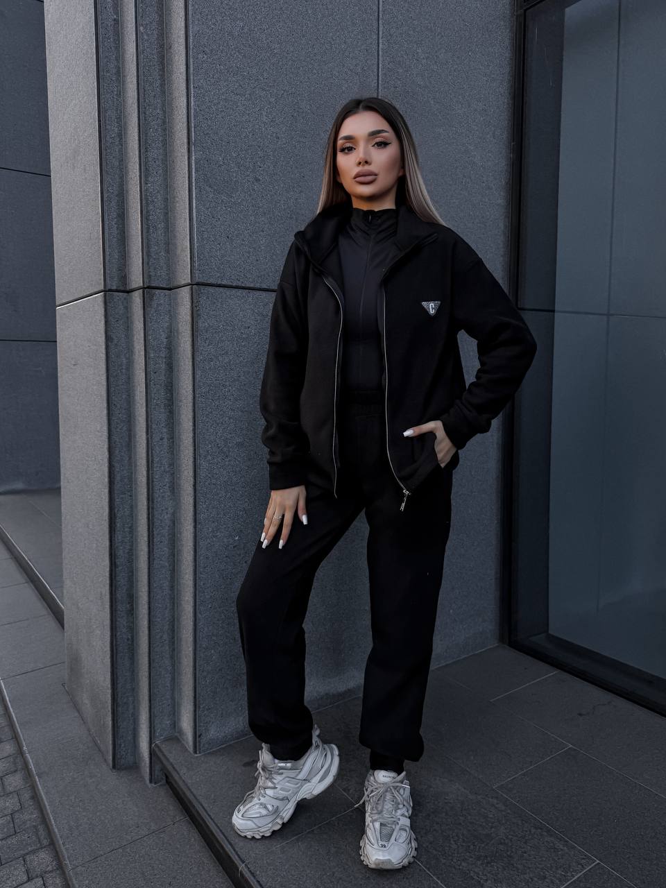 Жіночий теплий костюм на змiйцi чорного кольору 35122