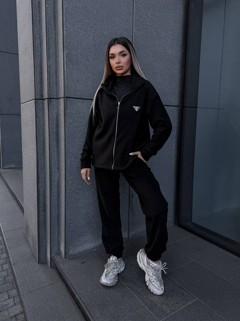 Жіночий теплий костюм на змiйцi чорного кольору 35122