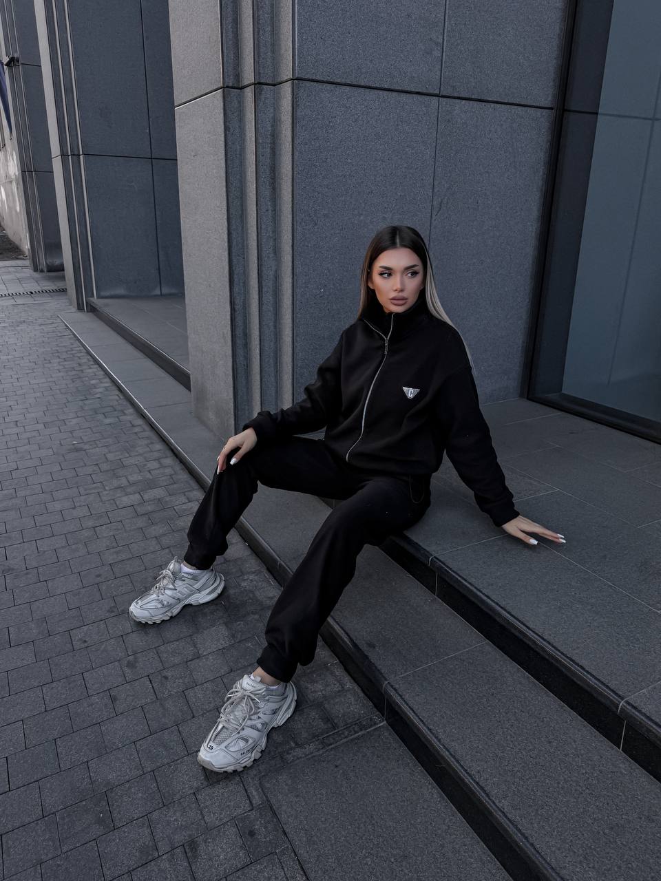 Жіночий теплий костюм на змiйцi чорного кольору 35122