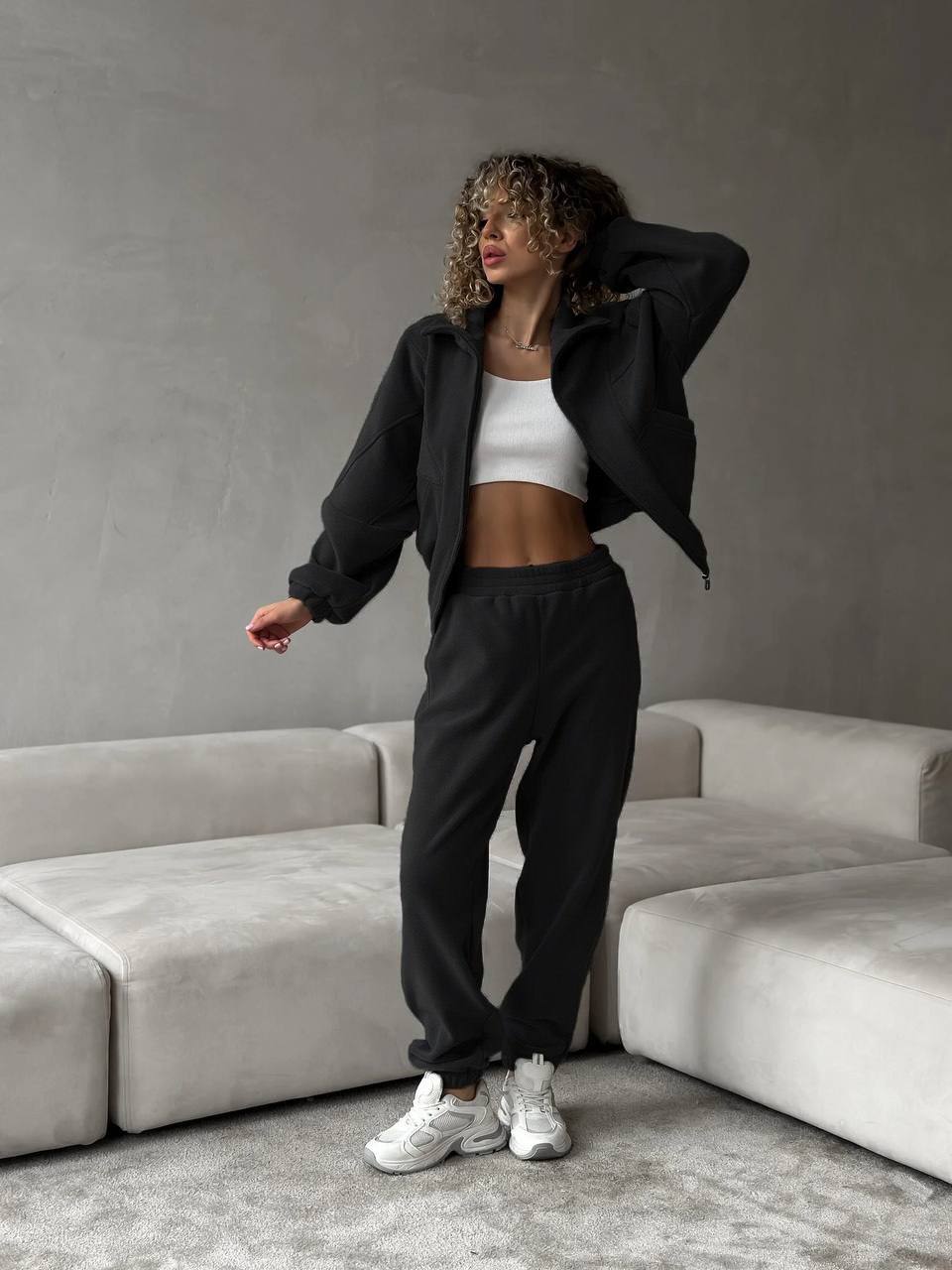 Жіночий теплий костюм на змiйцi чорного кольору 35135