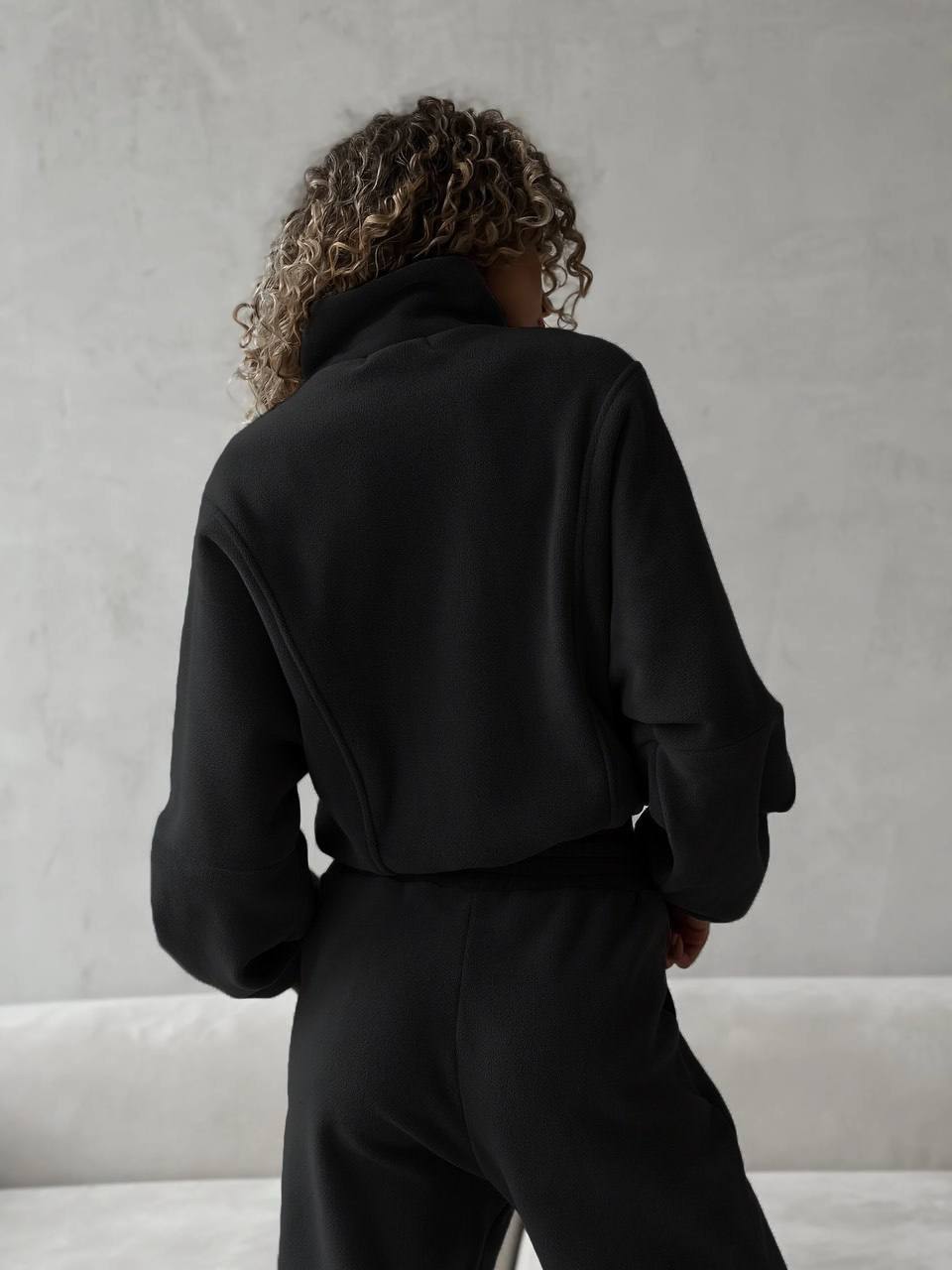 Жіночий теплий костюм на змiйцi чорного кольору 35135