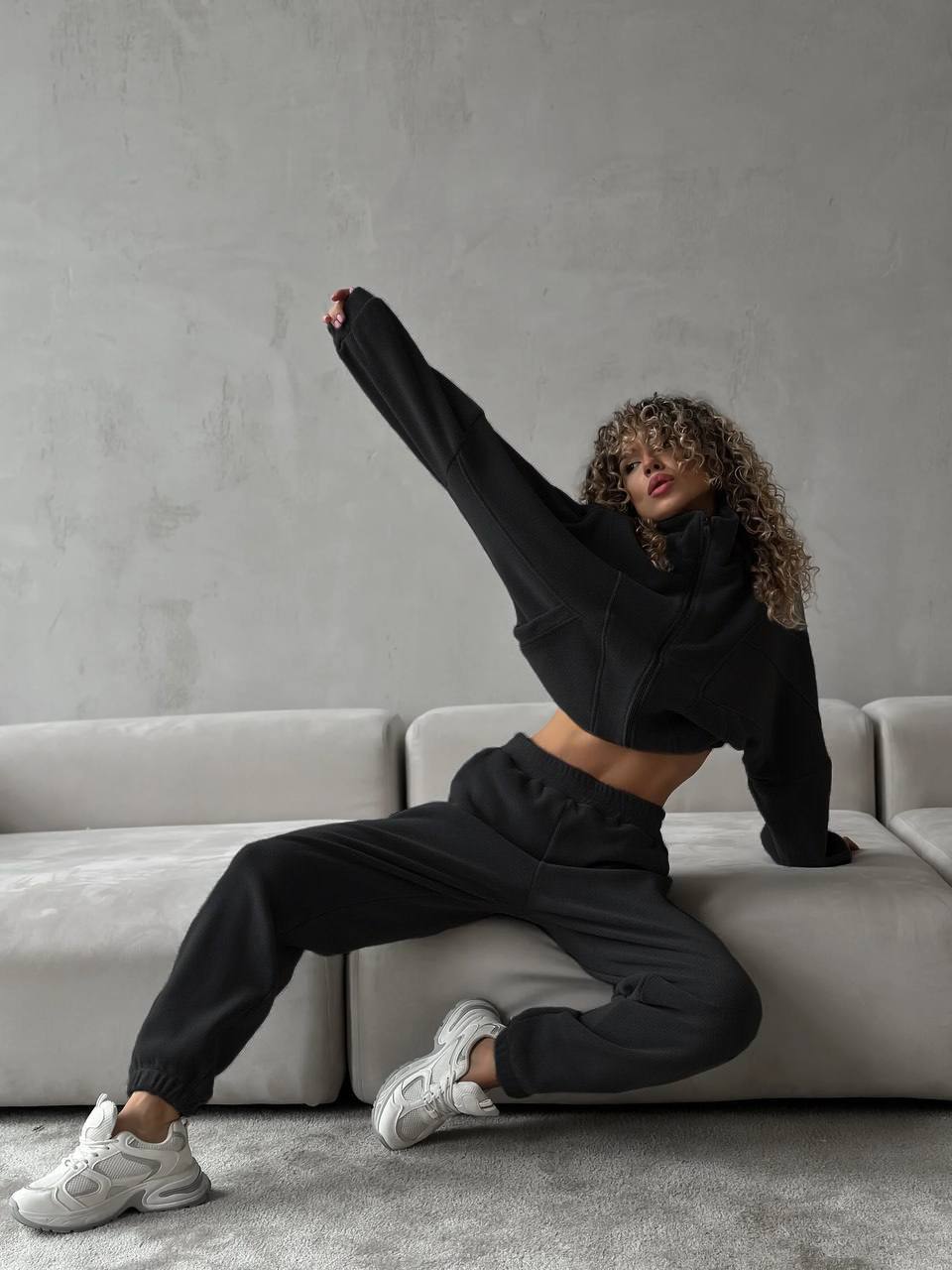 Жіночий теплий костюм на змiйцi чорного кольору 35135