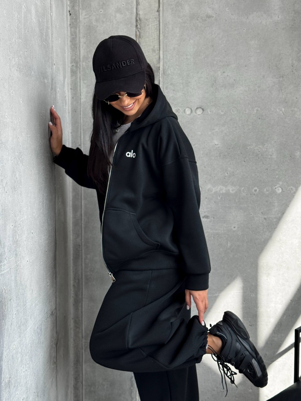 Жіночий теплий костюм на змiйцi чорного кольору 35192