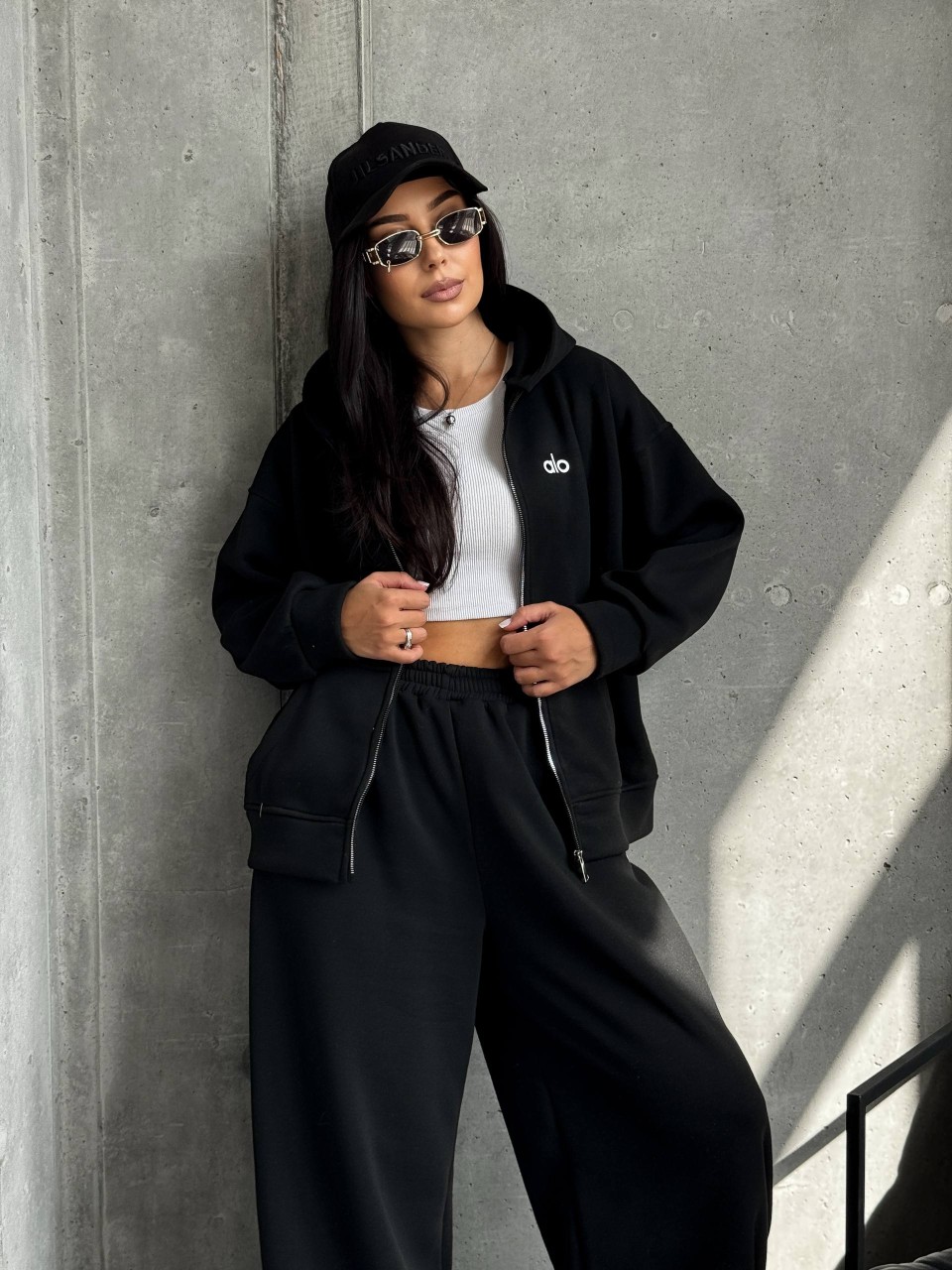 Жіночий теплий костюм на змiйцi чорного кольору 35192