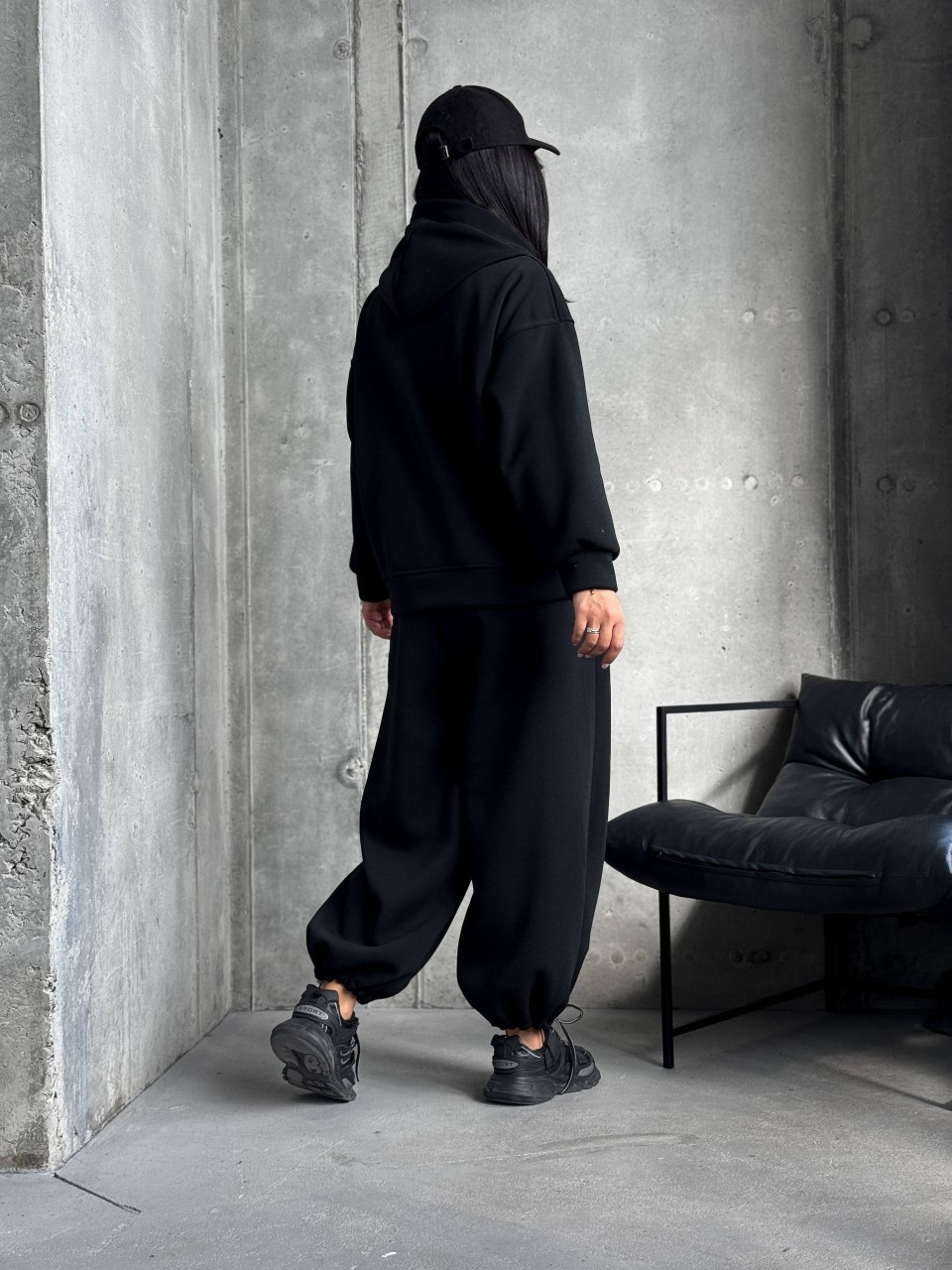 Жіночий теплий костюм на змiйцi чорного кольору 35192