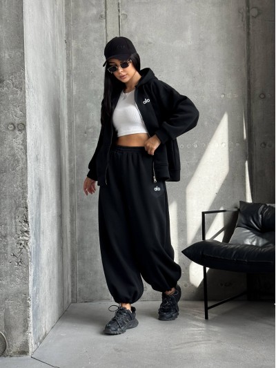 Жіночий теплий костюм на змiйцi чорного кольору 35192