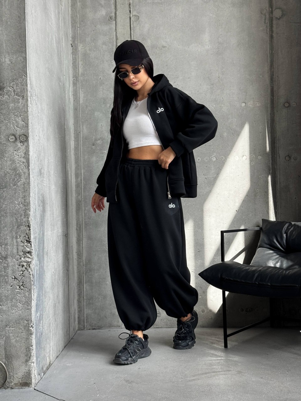 Жіночий теплий костюм на змiйцi чорного кольору 35192