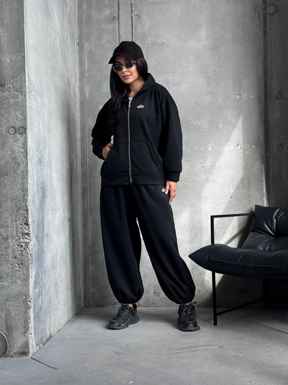 Жіночий теплий костюм на змiйцi чорного кольору 35192