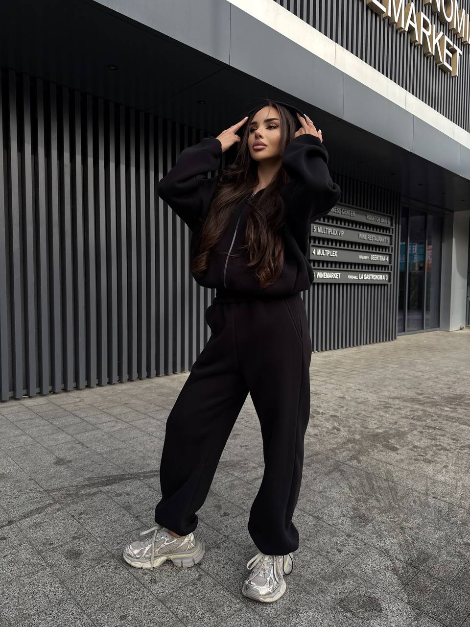Жіночий теплий костюм на змiйцi чорного кольору 35200
