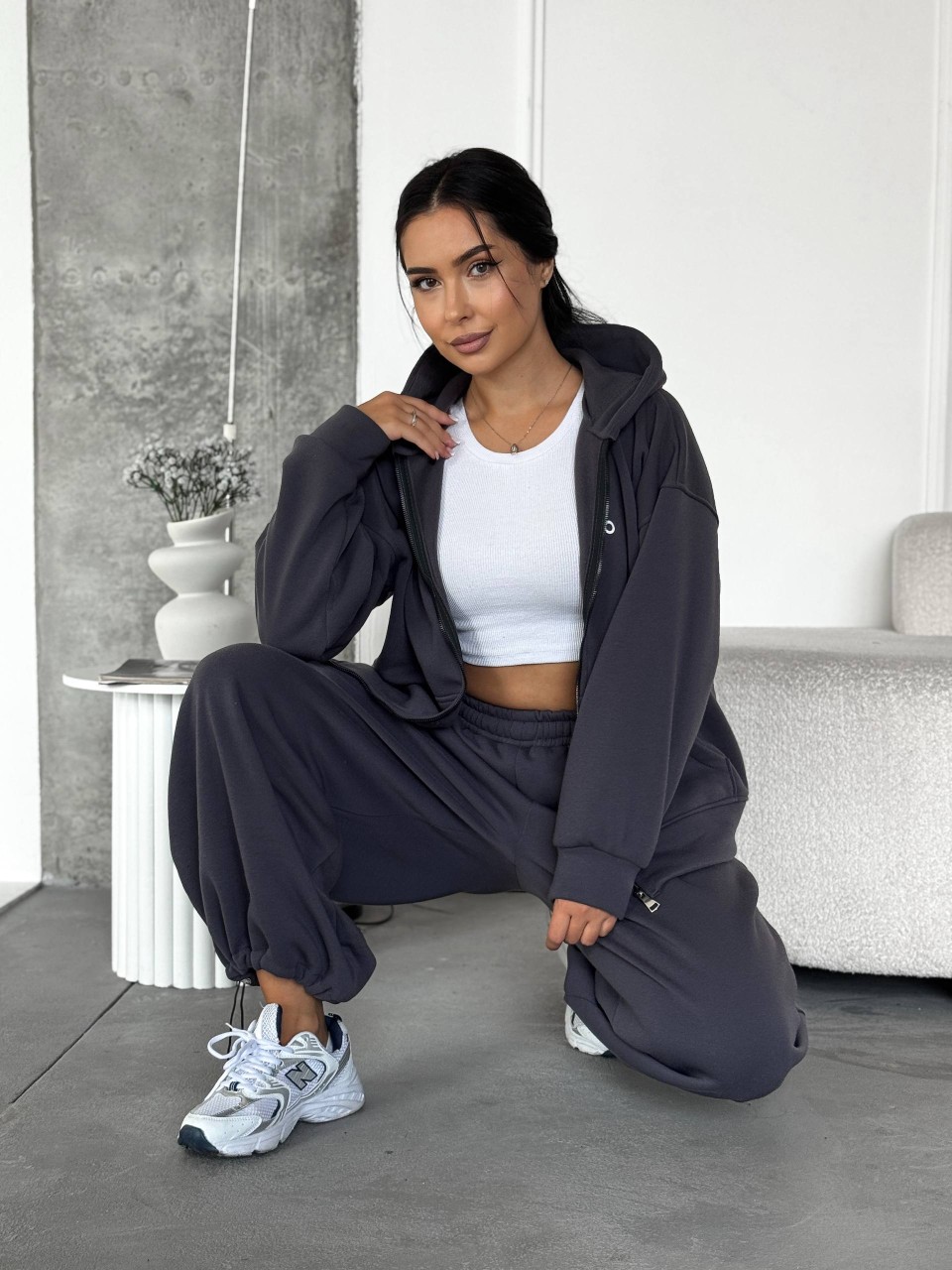 Жіночий теплий костюм на змiйцi графiтового кольору 35194