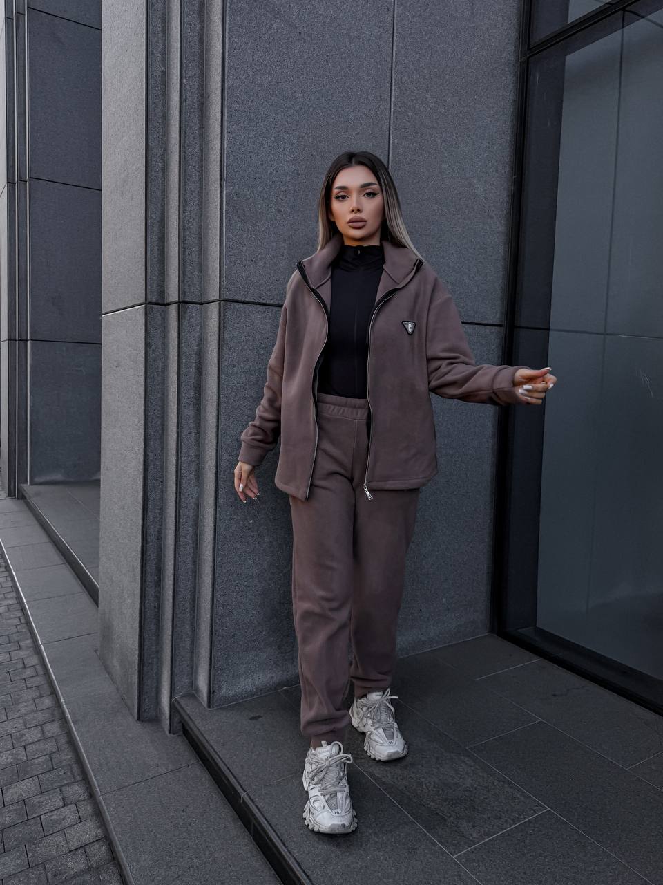 Жіночий теплий костюм на змiйцi коричневого кольору 35121