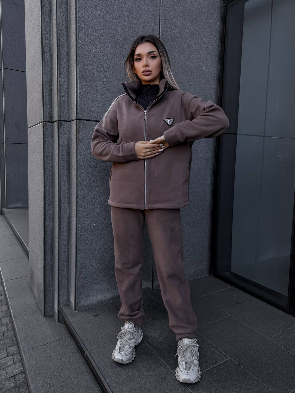 Жіночий теплий костюм на змiйцi коричневого кольору 35121