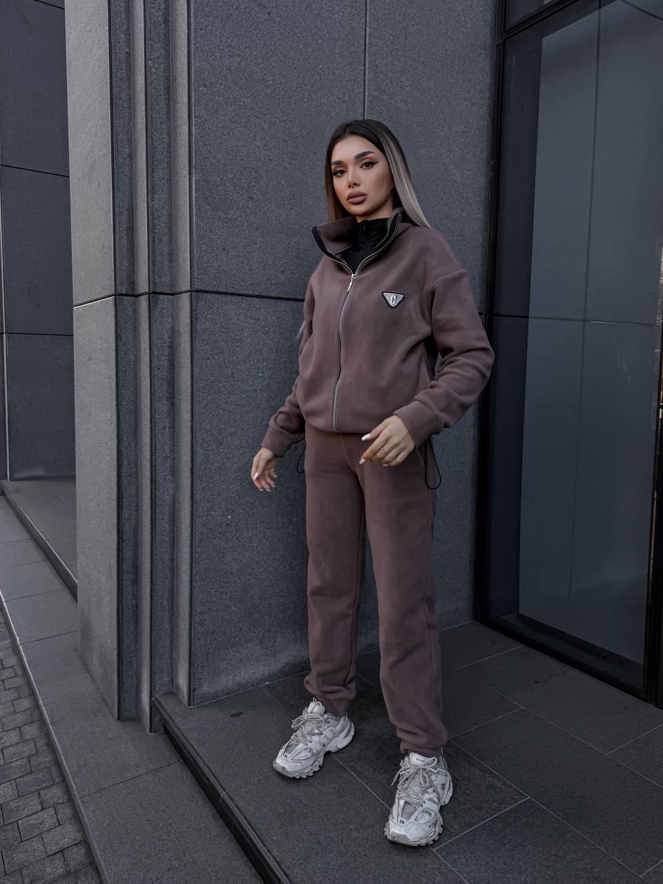 Жіночий теплий костюм на змiйцi коричневого кольору 35121