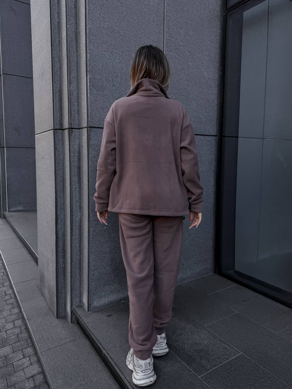 Жіночий теплий костюм на змiйцi коричневого кольору 35121