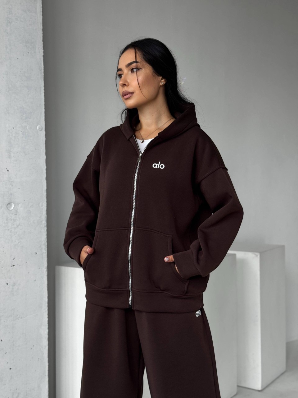 Жіночий теплий костюм на змiйцi коричневого кольору 35195