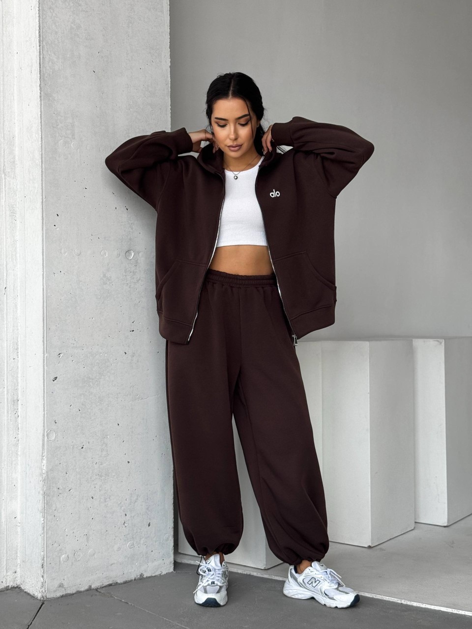 Жіночий теплий костюм на змiйцi коричневого кольору 35195