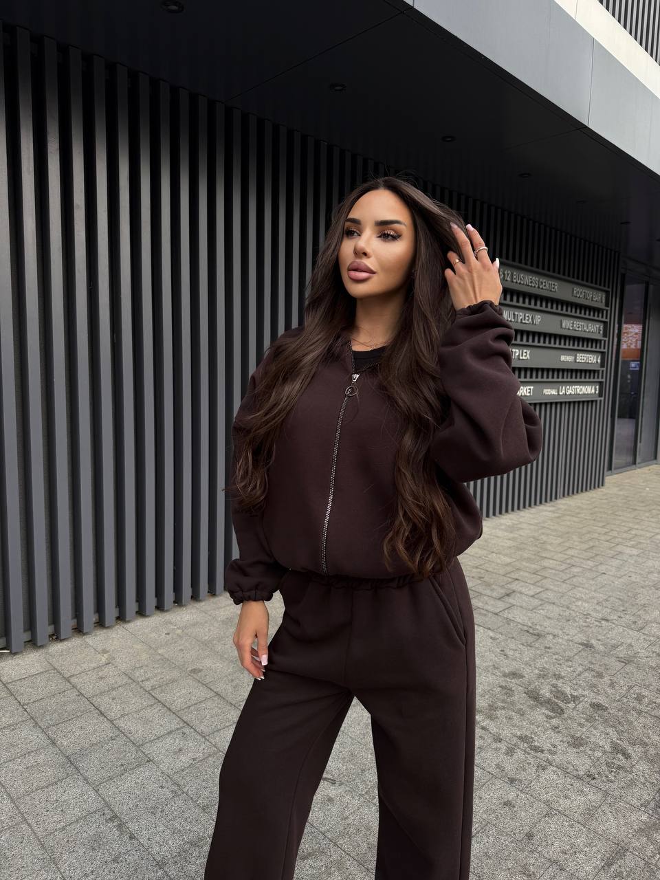 Жіночий теплий костюм на змiйцi коричневого кольору 35201