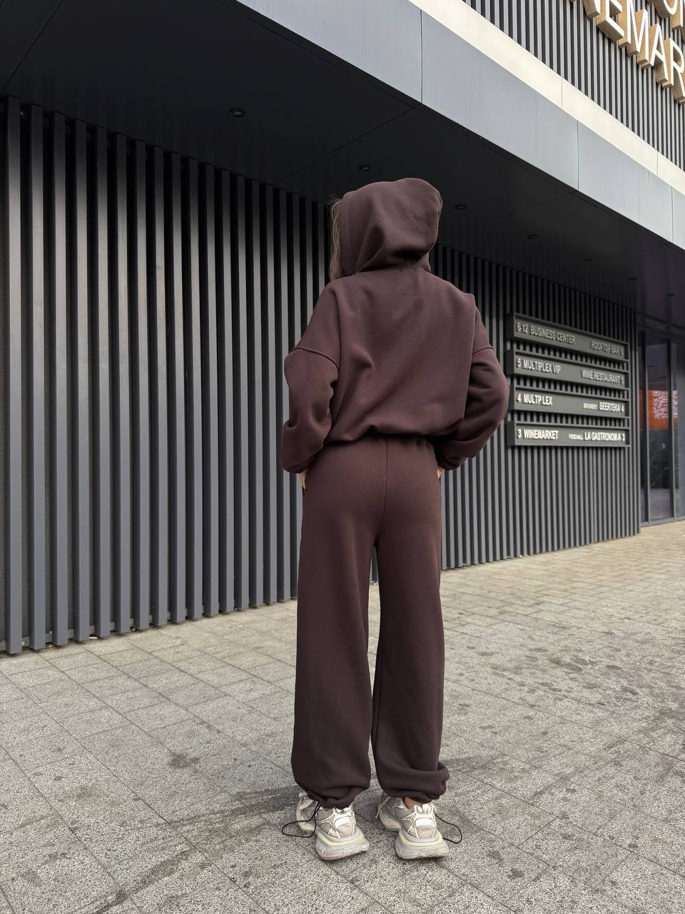 Жіночий теплий костюм на змiйцi коричневого кольору 35201