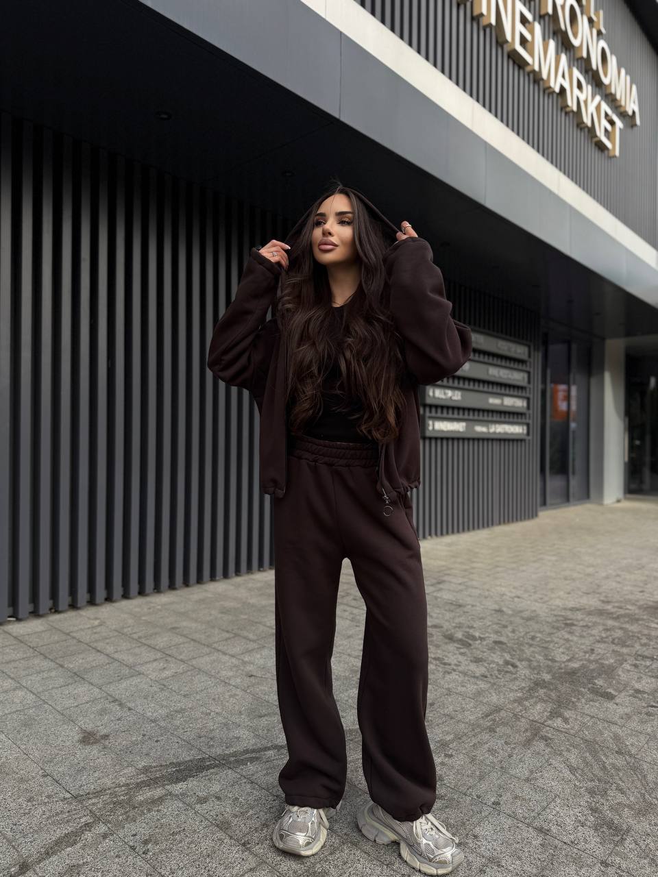 Жіночий теплий костюм на змiйцi коричневого кольору 35201