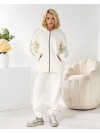 Жiночий теплий костюм на змiйцi молочного кольору 35802