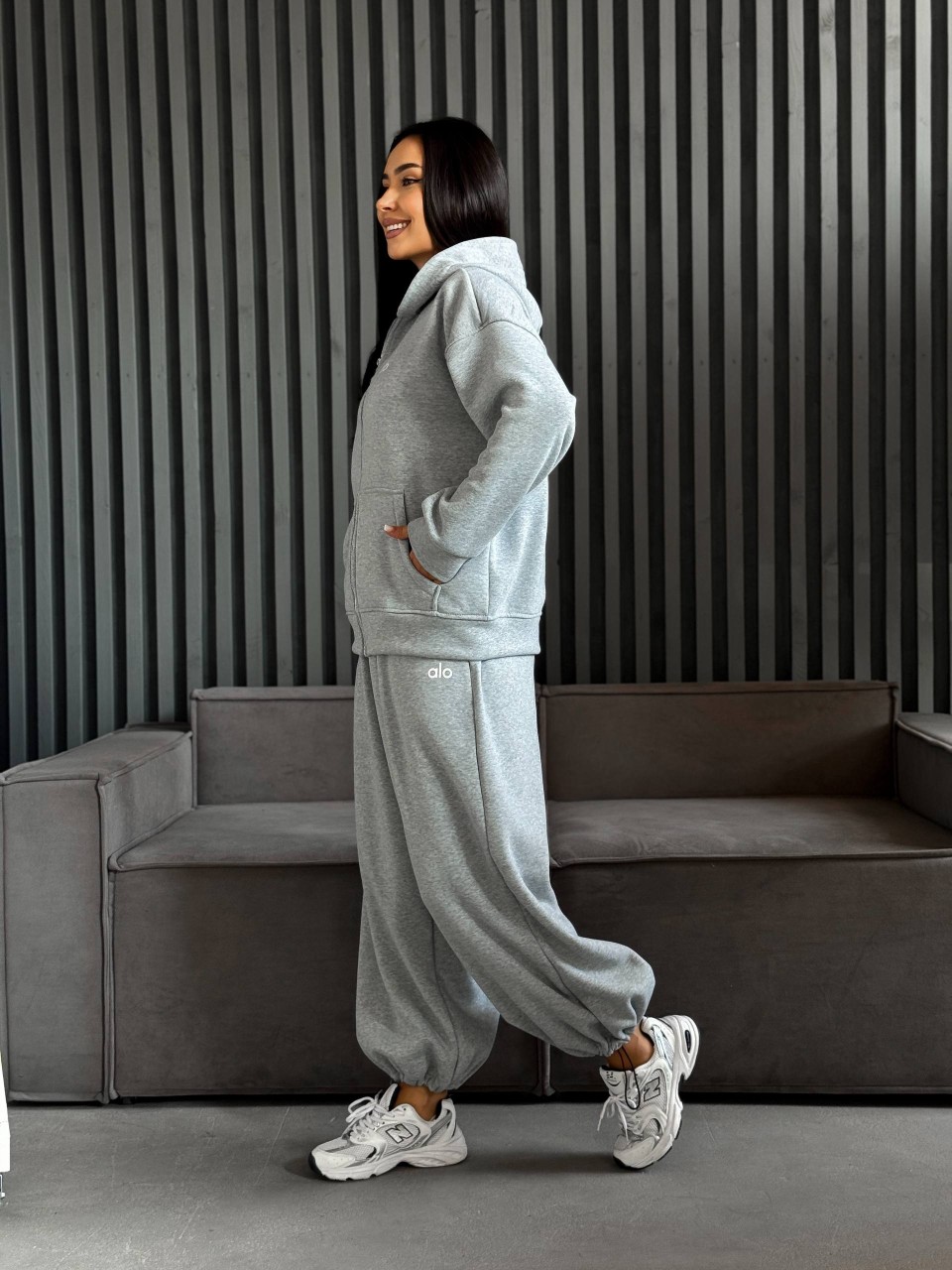 Жіночий теплий костюм на змiйцi сiрого кольору 35193