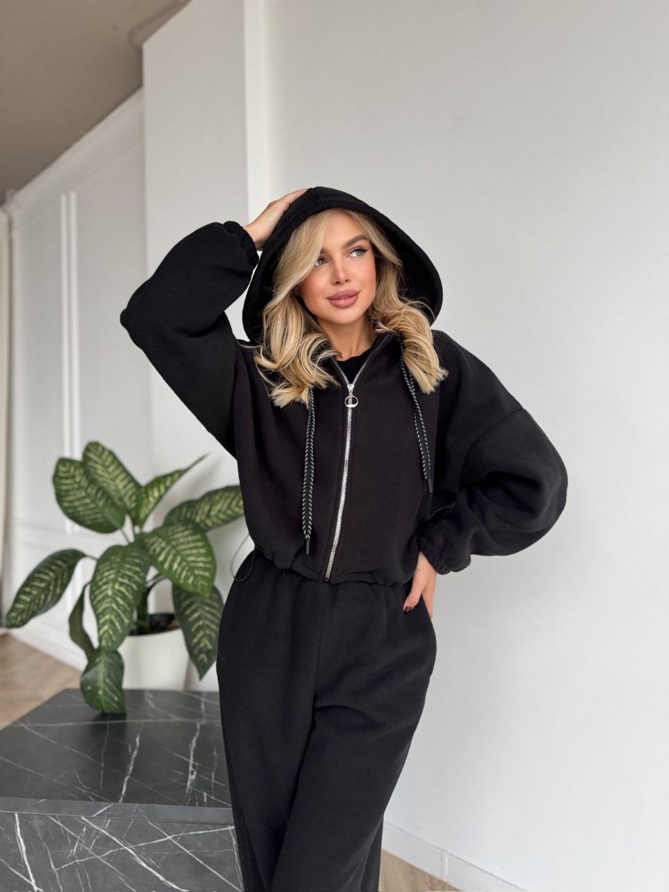 Жіночий теплий костюм вiльного крою чорного кольору 35292