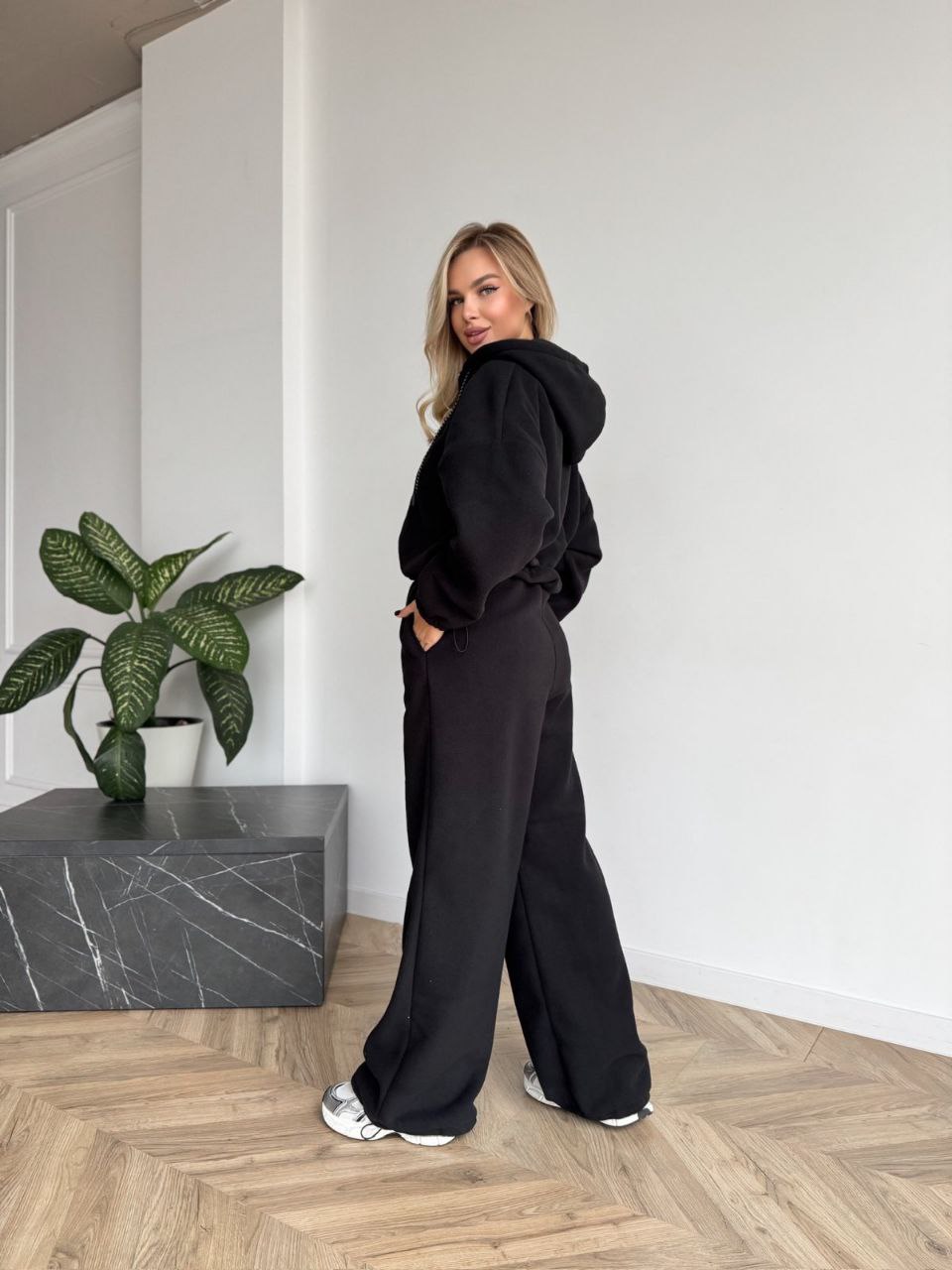 Жіночий теплий костюм вiльного крою чорного кольору 35292