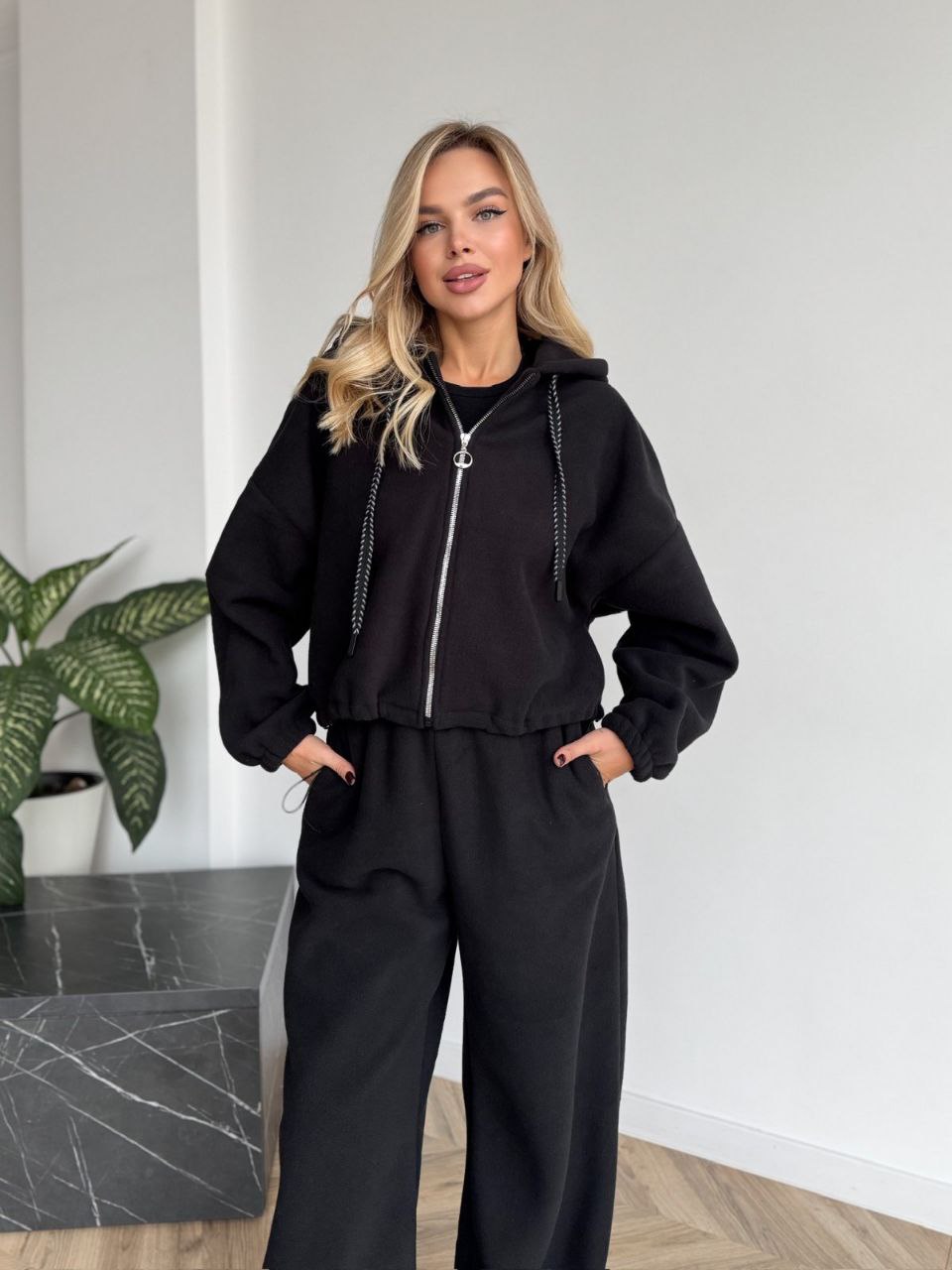 Жіночий теплий костюм вiльного крою чорного кольору 35292