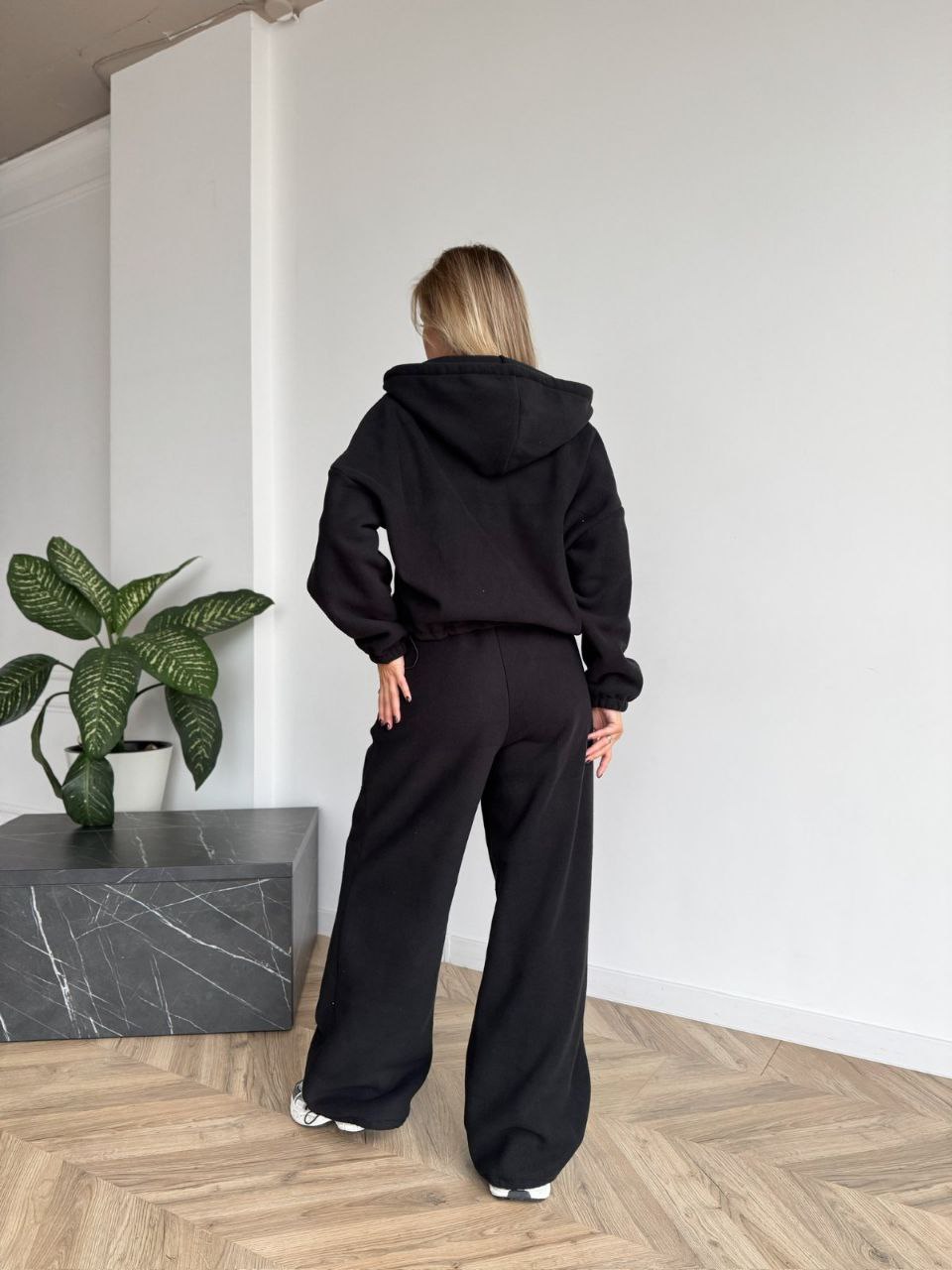 Жіночий теплий костюм вiльного крою чорного кольору 35292