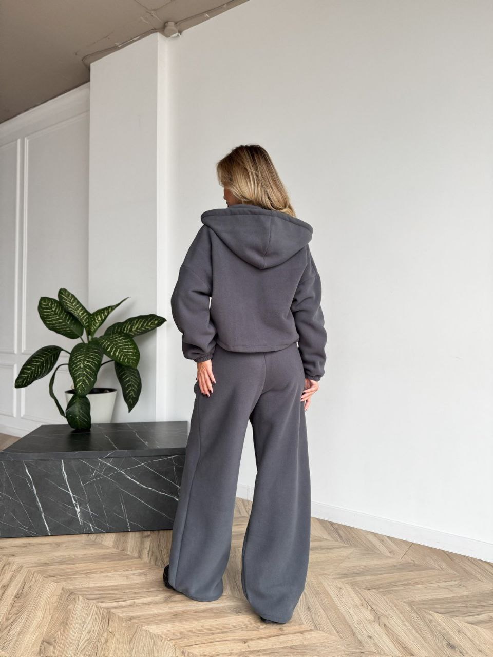 Жіночий теплий костюм вiльного крою графiтового кольору 35296