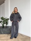 Жіночий теплий костюм вiльного крою графiтового кольору 35296