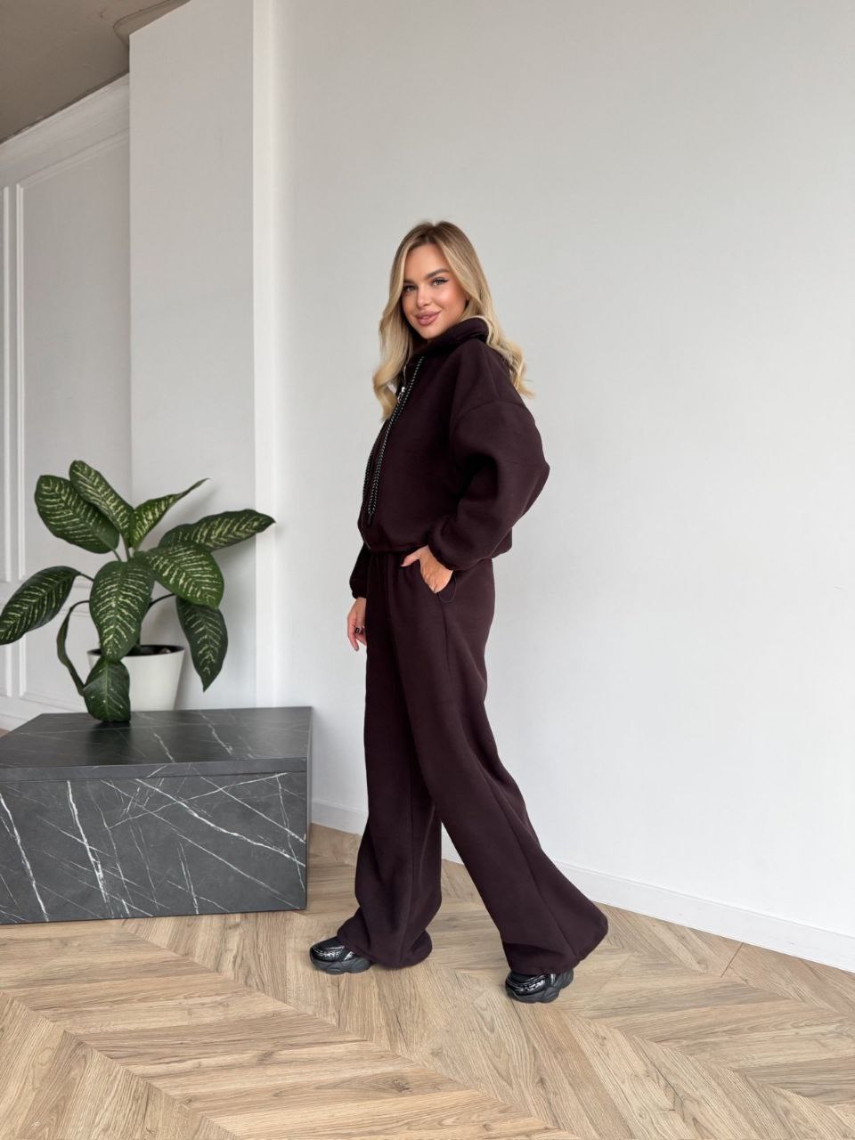 Жіночий теплий костюм вiльного крою коричневого кольору 35293