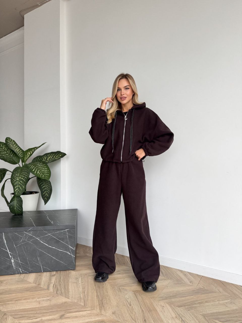 Жіночий теплий костюм вiльного крою коричневого кольору 35293