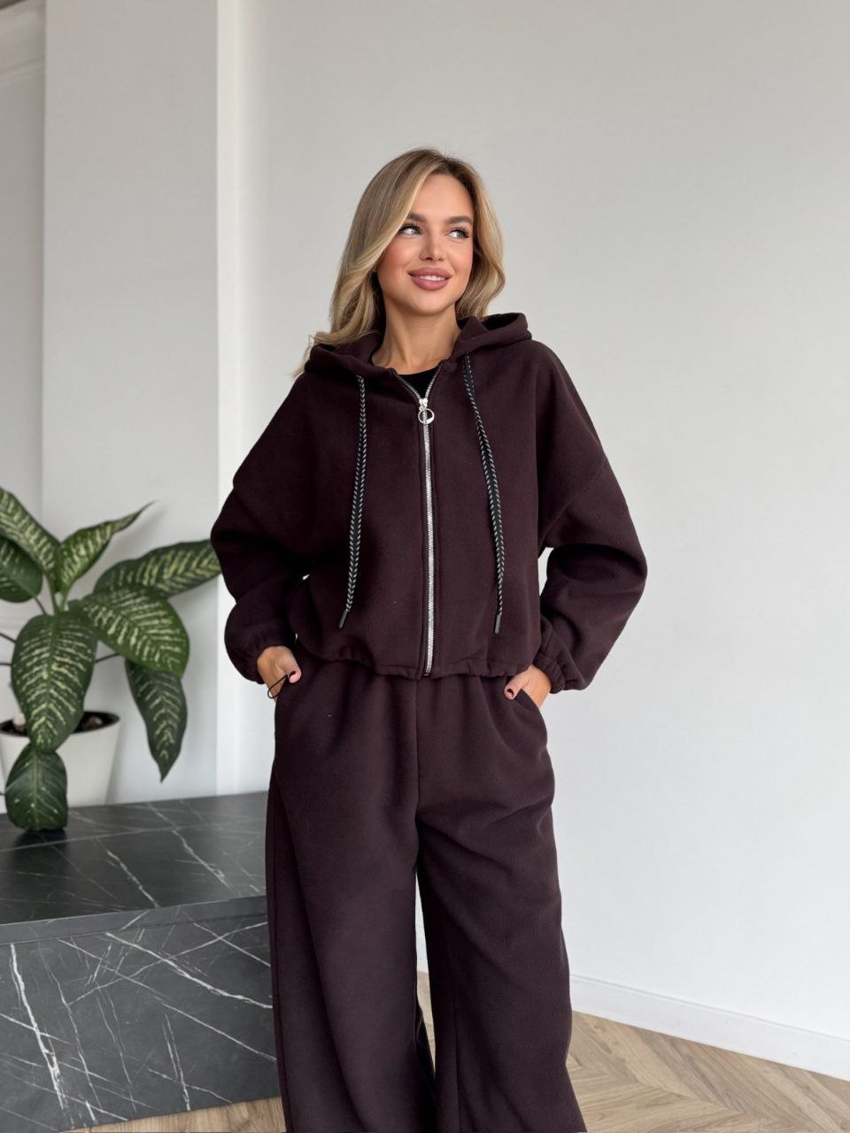 Жіночий теплий костюм вiльного крою коричневого кольору 35293