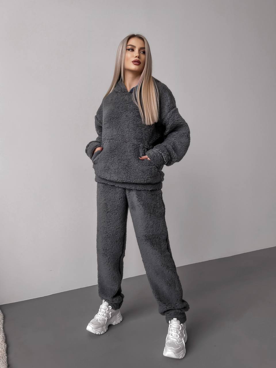 Жіночий теплий костюм з хутра Теддi графiтового кольору 35886
